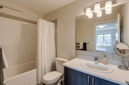 174 Chinook Gate Boulevard Sw, Airdrie, AB - Indoor Photo Showing Bathroom
