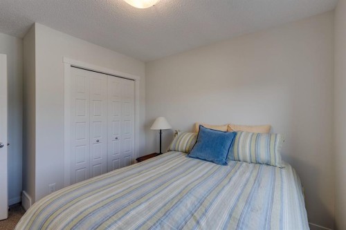 174 Chinook Gate Boulevard Sw, Airdrie, AB - Indoor Photo Showing Bedroom