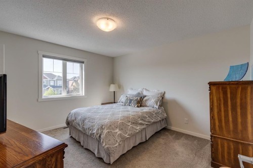 174 Chinook Gate Boulevard Sw, Airdrie, AB - Indoor Photo Showing Bedroom
