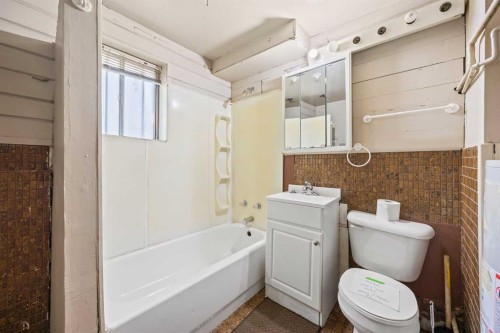 8039 36 Avenue Nw, Calgary, AB - Indoor Photo Showing Bathroom
