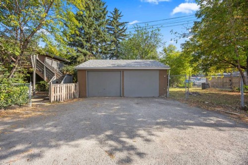 8039 36 Avenue Nw, Calgary, AB - Outdoor