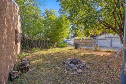 8039 36 Avenue Nw, Calgary, AB - Outdoor