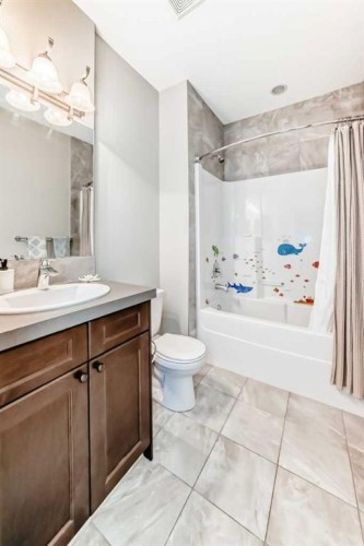 95 Marquis Crescent Se, Calgary, AB - Indoor Photo Showing Bathroom