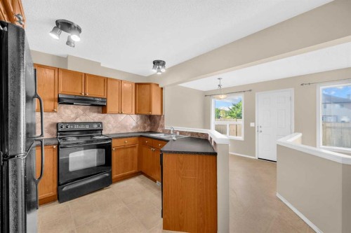 5 Saddlebrook Common Ne, Calgary, AB - Indoor Photo Showing Kitchen