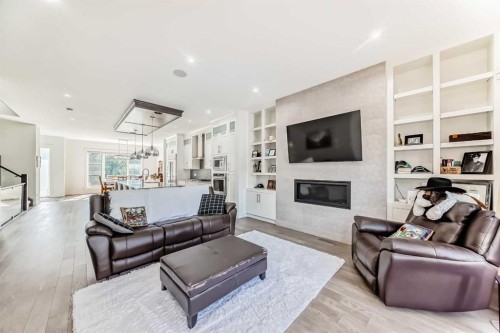 226 21 Avenue Ne, Calgary, AB - Indoor Photo Showing Living Room With Fireplace