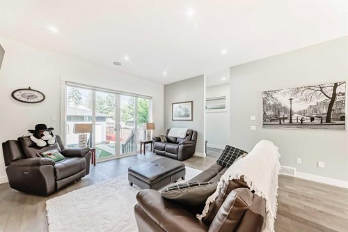 226 21 Avenue Ne, Calgary, AB - Indoor Photo Showing Living Room