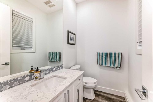 226 21 Avenue Ne, Calgary, AB - Indoor Photo Showing Bathroom