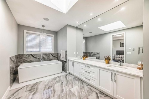 226 21 Avenue Ne, Calgary, AB - Indoor Photo Showing Bathroom