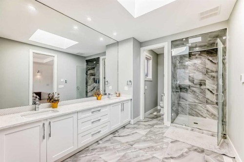 226 21 Avenue Ne, Calgary, AB - Indoor Photo Showing Bathroom