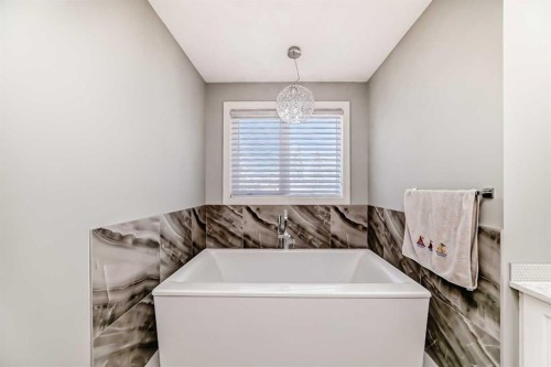 226 21 Avenue Ne, Calgary, AB - Indoor Photo Showing Laundry Room