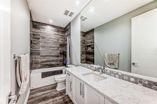 226 21 Avenue Ne, Calgary, AB - Indoor Photo Showing Bathroom