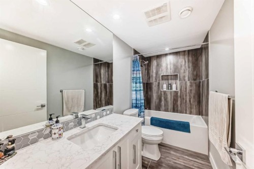 226 21 Avenue Ne, Calgary, AB - Indoor Photo Showing Bathroom