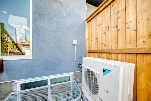 226 21 Avenue Ne, Calgary, AB - Indoor Photo Showing Other Room