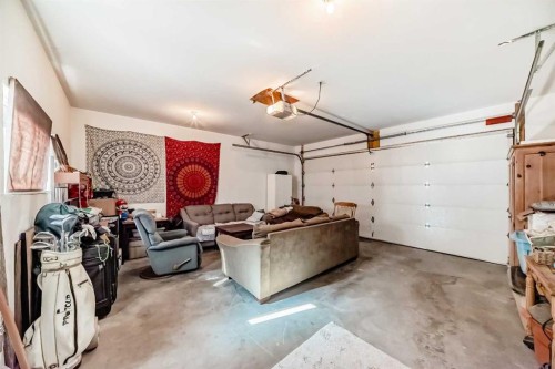 226 21 Avenue Ne, Calgary, AB - Indoor Photo Showing Garage