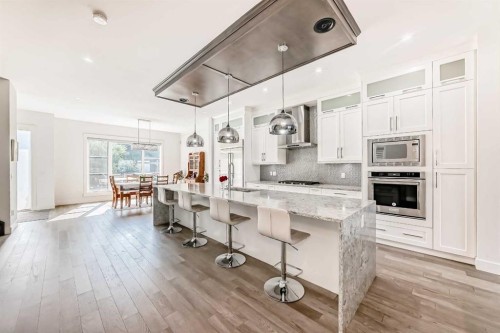 226 21 Avenue Ne, Calgary, AB - Indoor Photo Showing Kitchen With Upgraded Kitchen