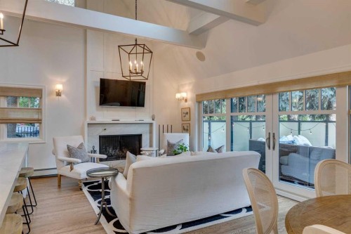 2409 Carleton Street Sw, Calgary, AB - Indoor With Fireplace