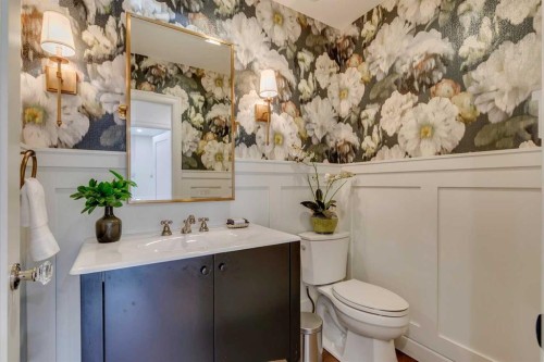 2409 Carleton Street Sw, Calgary, AB - Indoor Photo Showing Bathroom