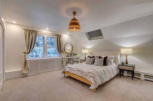 2409 Carleton Street Sw, Calgary, AB - Indoor Photo Showing Bedroom