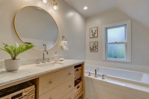 2409 Carleton Street Sw, Calgary, AB - Indoor Photo Showing Bathroom