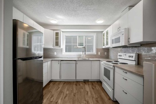 29 Woodglen Crescent Sw, Calgary, AB - Indoor Photo Showing Kitchen