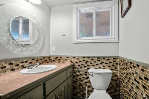 29 Woodglen Crescent Sw, Calgary, AB - Indoor Photo Showing Bathroom