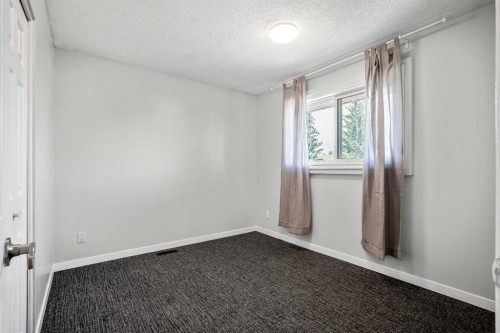 29 Woodglen Crescent Sw, Calgary, AB - Indoor Photo Showing Other Room