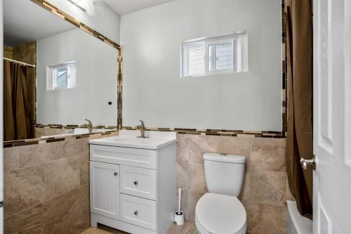 29 Woodglen Crescent Sw, Calgary, AB - Indoor Photo Showing Bathroom