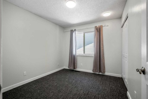 29 Woodglen Crescent Sw, Calgary, AB - Indoor Photo Showing Other Room
