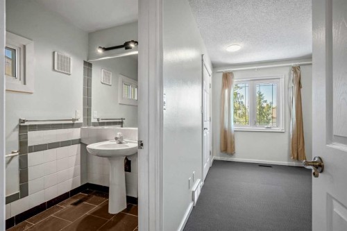 29 Woodglen Crescent Sw, Calgary, AB - Indoor Photo Showing Bathroom