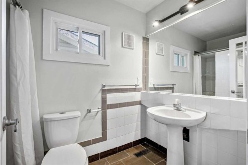 29 Woodglen Crescent Sw, Calgary, AB - Indoor Photo Showing Bathroom
