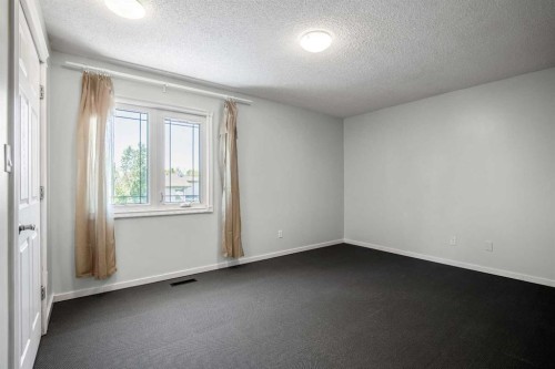 29 Woodglen Crescent Sw, Calgary, AB - Indoor Photo Showing Other Room