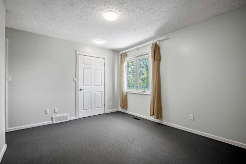 29 Woodglen Crescent Sw, Calgary, AB - Indoor Photo Showing Other Room