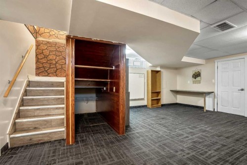 29 Woodglen Crescent Sw, Calgary, AB - Indoor Photo Showing Other Room