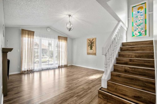 29 Woodglen Crescent Sw, Calgary, AB - Indoor Photo Showing Other Room