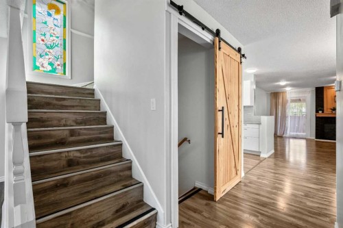 29 Woodglen Crescent Sw, Calgary, AB - Indoor Photo Showing Other Room