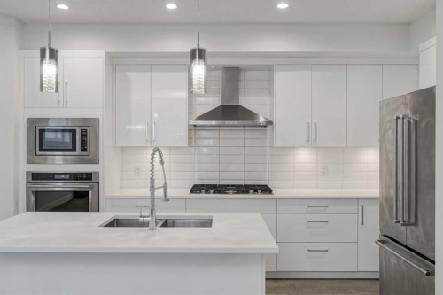 2-136 22 Avenue Ne, Calgary, AB - Indoor Photo Showing Kitchen With Double Sink With Upgraded Kitchen