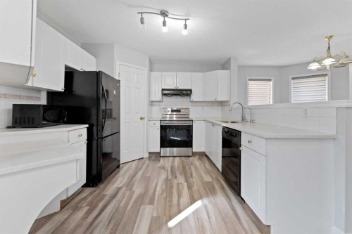 14 Tarington Park Ne, Calgary, AB - Indoor Photo Showing Kitchen