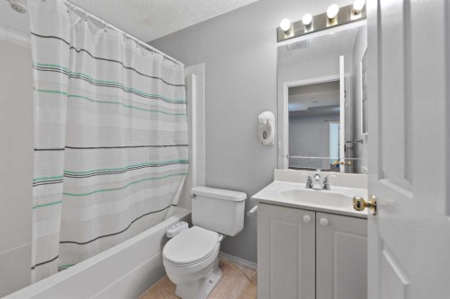 14 Tarington Park Ne, Calgary, AB - Indoor Photo Showing Bathroom