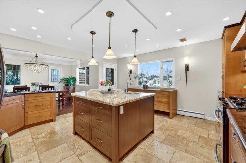 1659 St Andrews Place Nw, Calgary, AB - Indoor Photo Showing Kitchen With Upgraded Kitchen