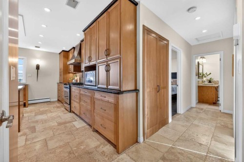 1659 St Andrews Place Nw, Calgary, AB - Indoor Photo Showing Kitchen