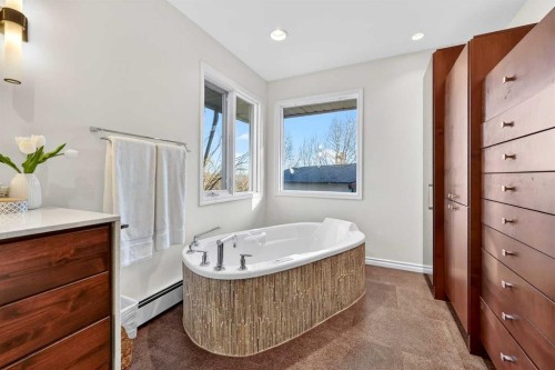 1659 St Andrews Place Nw, Calgary, AB - Indoor Photo Showing Bathroom