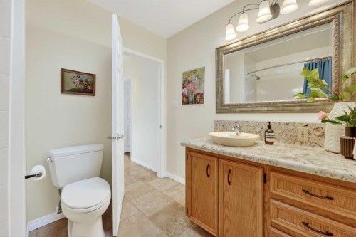 1659 St Andrews Place Nw, Calgary, AB - Indoor Photo Showing Bathroom