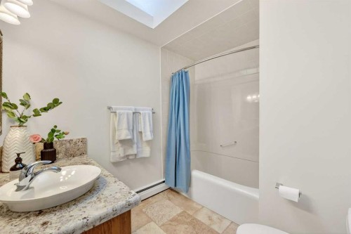 1659 St Andrews Place Nw, Calgary, AB - Indoor Photo Showing Bathroom