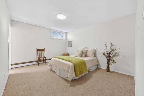 1659 St Andrews Place Nw, Calgary, AB - Indoor Photo Showing Bedroom