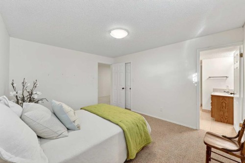 1659 St Andrews Place Nw, Calgary, AB - Indoor Photo Showing Bedroom
