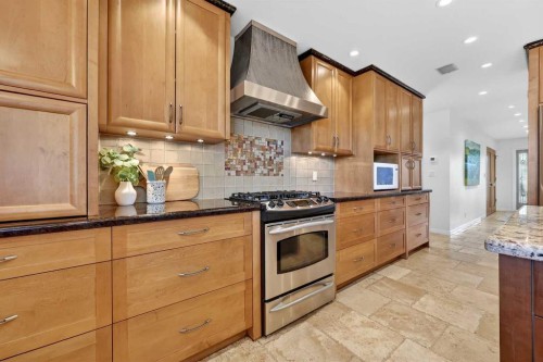 1659 St Andrews Place Nw, Calgary, AB - Indoor Photo Showing Kitchen With Upgraded Kitchen