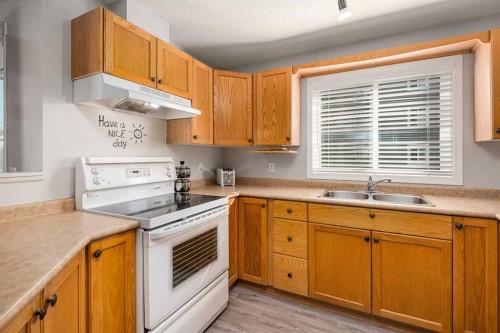 1214-604 8 Street Sw, Airdrie, AB - Indoor Photo Showing Kitchen With Double Sink