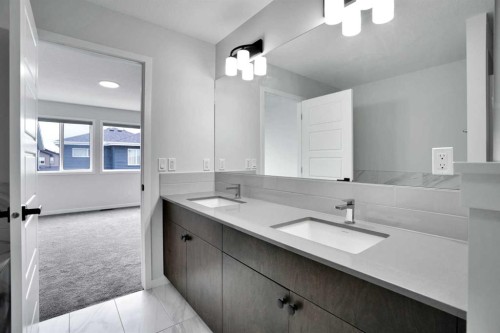 8 Corner Glen Row Ne, Calgary, AB - Indoor Photo Showing Bathroom