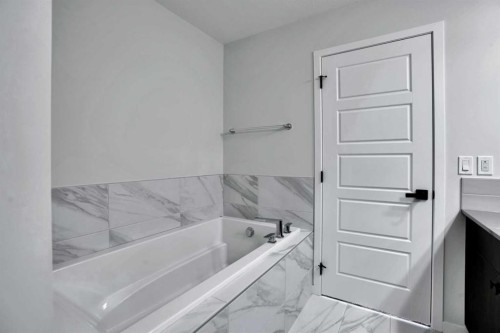 8 Corner Glen Row Ne, Calgary, AB - Indoor Photo Showing Bathroom