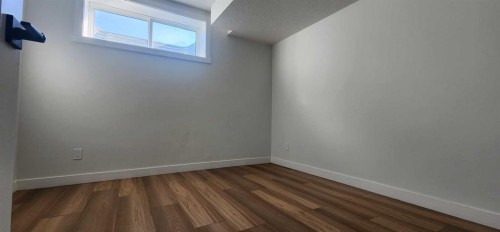 8 Corner Glen Row Ne, Calgary, AB - Indoor Photo Showing Other Room